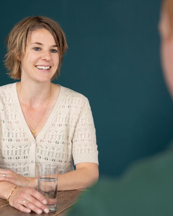 Vrouw lacht tijdens workshop