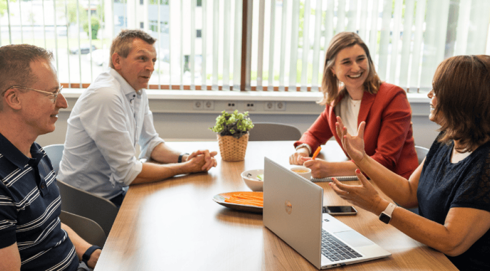 4 personen in gesprek met elkaar